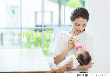 ミルクを飲む赤ちゃん 53725468