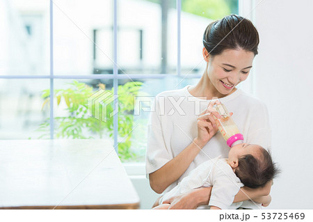 ミルクを飲む赤ちゃん 53725469