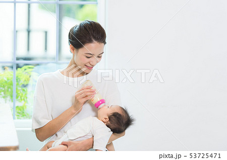 ミルクを飲む赤ちゃん ミルクを飲む赤ちゃん 53725471