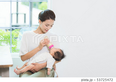 ミルクを飲む赤ちゃん 53725472
