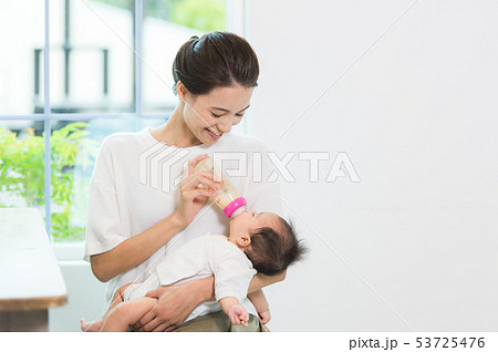 ミルクを飲む赤ちゃん 53725476