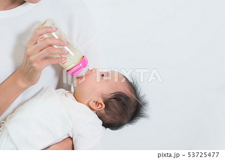 ミルクを飲む赤ちゃん 53725477