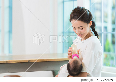 ミルクを飲む赤ちゃん ミルクを飲む赤ちゃん 53725479