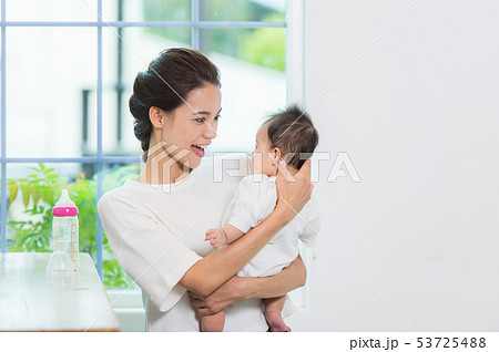 ミルクを飲む赤ちゃん 53725488