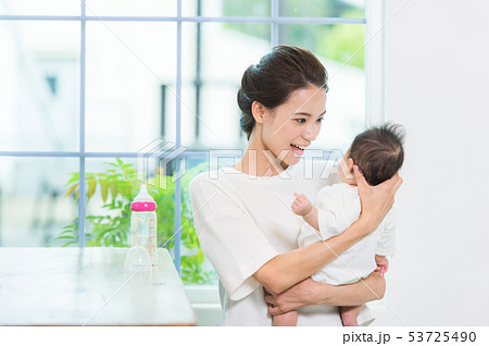 ミルクを飲む赤ちゃん ミルクを飲む赤ちゃん 53725490