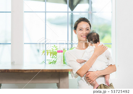 ミルクを飲む赤ちゃん 53725492