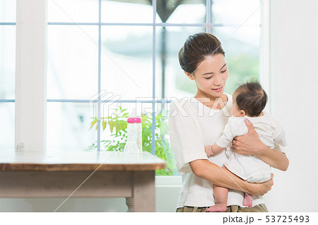 ミルクを飲む赤ちゃん ミルクを飲む赤ちゃん 53725493