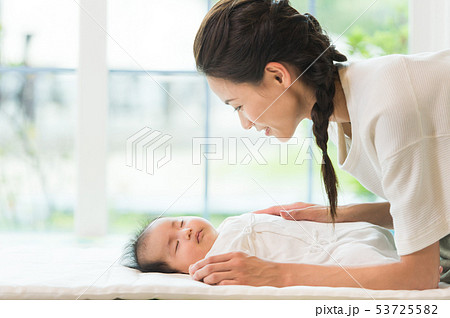 赤ちゃんとお母さん 赤ちゃんとお母さん 53725582