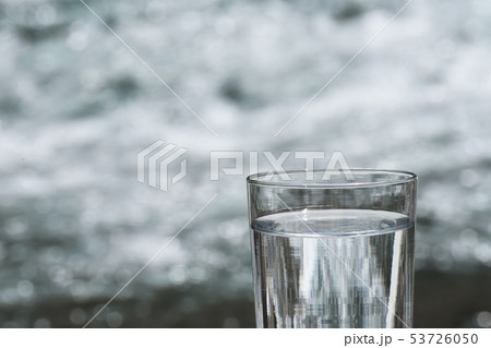 川と水とコップ 川と水とコップ 53726050