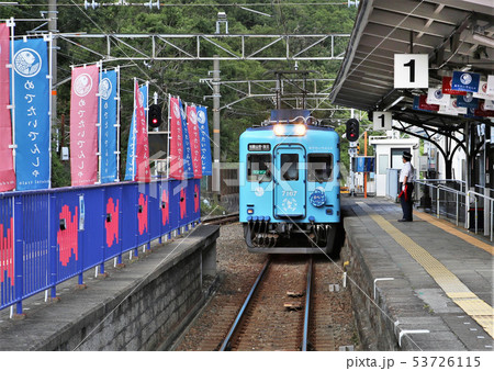 加太駅に到着するめでたい電車　和歌山 53726115