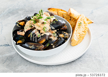 Mussels with herbs in a bowl 53726372