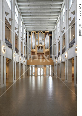 コンサートホールとパイプオルガン　 53727323