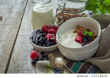 Breakfast - yogurt with berries and granola Breakfast - yogurt with berries and granola 53728850