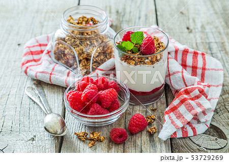 Granola with rasberry and yogurt in glass 53729269