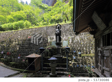 四国霊場第45番札所「岩屋寺」坂の途中、虚空蔵堂前の石仏 53730086