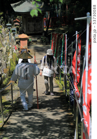 四国霊場第45番札所「岩屋寺」虚空蔵堂前をゆくお遍路さん 53730088