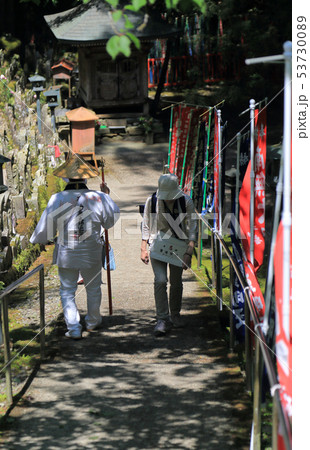 四国霊場第45番札所「岩屋寺」虚空蔵堂前をゆくお遍路さん 四国霊場第45番札所「岩屋寺」虚空蔵堂前をゆくお遍路さん 53730089