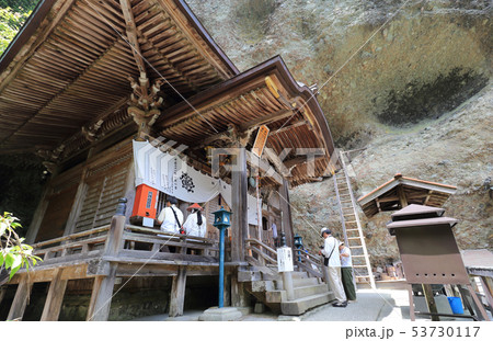四国霊場第45番札所「岩屋寺」本堂とお遍路さん 四国霊場第45番札所「岩屋寺」本堂とお遍路さん 53730117