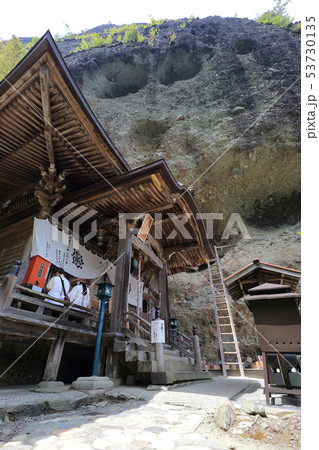 四国霊場第45番札所「岩屋寺」奇岩と本堂とお遍路さん 四国霊場第45番札所「岩屋寺」奇岩と本堂とお遍路さん 53730135