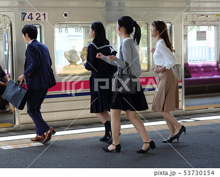 電車に乗り込む人たち 撮影協力「京王電鉄株式会社」 電車に乗り込む人たち 撮影協力「京王電鉄株式会社」 53730154