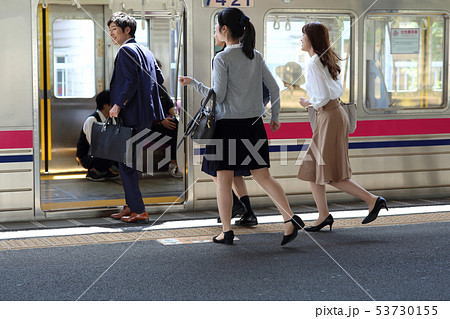 電車に乗り込む人たち 撮影協力「京王電鉄株式会社」 電車に乗り込む人たち 撮影協力「京王電鉄株式会社」 53730155
