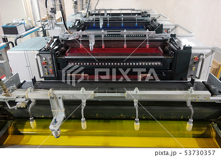 オフセット印刷機のインキ供給部のアップ 53730357