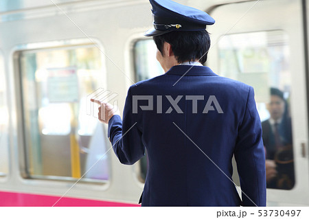 ホームで指差し確認する駅員さん 53730497
