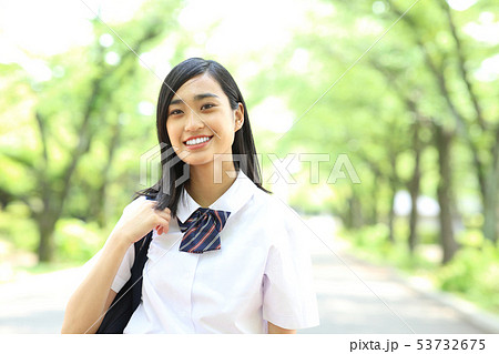 新緑と女子高生 新緑と女子高生 53732675