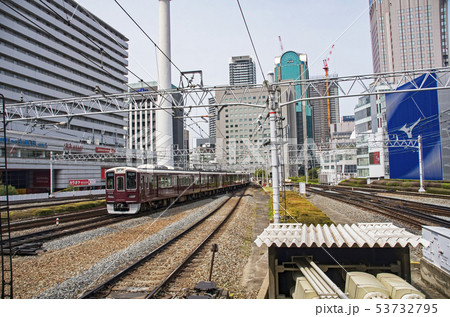 阪急電車と梅田駅周辺の風景 53732795