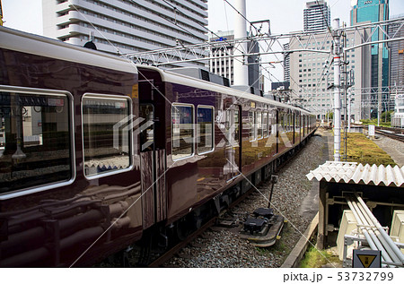 梅田駅へ入る阪急電車 梅田駅へ入る阪急電車 53732799