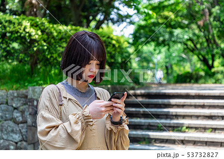 スマホを使う女性 津城跡 スマホを使う女性 津城跡 53732827
