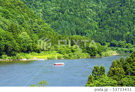 新緑とそよ風そよぐ最上川と水上観光船 新緑とそよ風そよぐ最上川と水上観光船 53733431