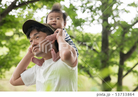 赤ちゃん 親子 子育て 公園 新緑 肩車 赤ちゃん 親子 子育て 公園 新緑 肩車 53733864