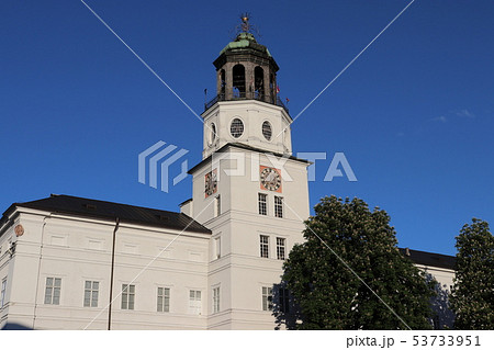 青空と教会　ザルツブルク　オーストリア　ヨーロッパ 53733951