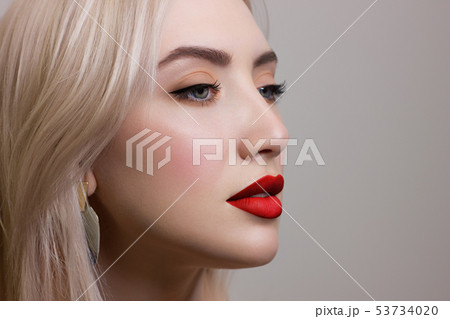 Close-up portrait of a beauty woman with straight 53734020