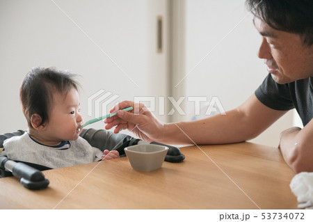 離乳食　赤ちゃん　親子　子育て　食育　食事 53734072