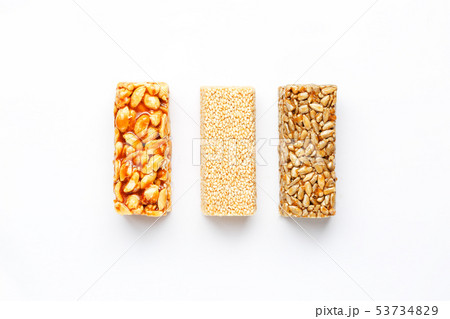 Grain granola bar with peanuts, sesame and seeds 53734829