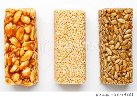 Grain granola bar with peanuts, sesame and seeds 53734831