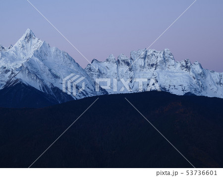 雲南省 徳欽 梅里雪山の夜明け Meili Snow Mountain in the morning 雲南省 徳欽 梅里雪山の夜明け Meili Snow Mountain in the morning 53736601