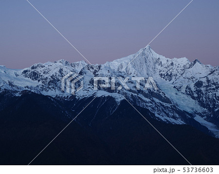 雲南省 徳欽 梅里雪山の夜明け Meili Snow Mountain in the morning 雲南省 徳欽 梅里雪山の夜明け Meili Snow Mountain in the morning 53736603