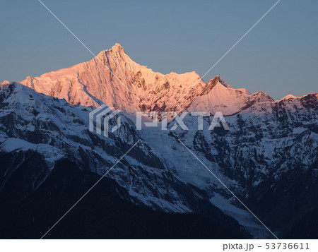 雲南省 徳欽 梅里雪山の夜明け Meili Snow Mountain in the morning 53736611