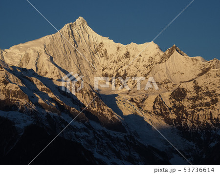 雲南省 徳欽 梅里雪山の夜明け Meili Snow Mountain in the morning 53736614