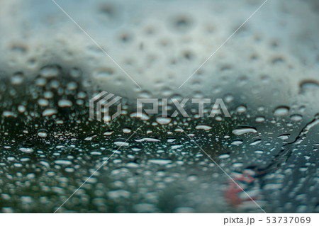 blur backgruond,Rain water on the car glass. 53737069