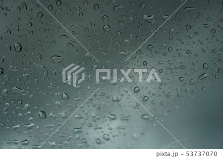blur backgruond,Rain water on the car glass. 53737070