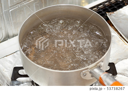 お湯を沸かす 53738267