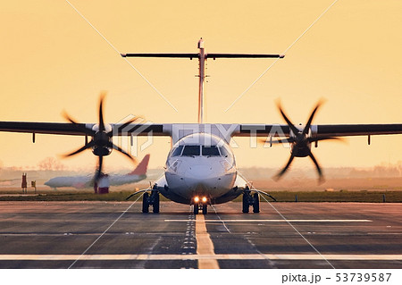 Front view of propeller airplane 53739587