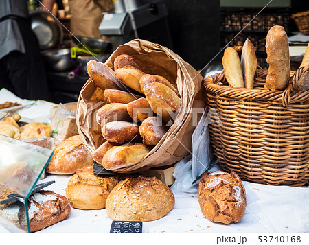 パリ　マルシェのフランスパン 53740168