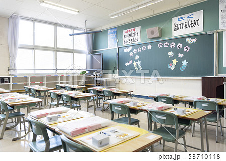 小学校 入学式の日の教室 小学校 入学式の日の教室 53740448