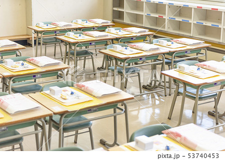 小学校 入学式の日の教室 53740453