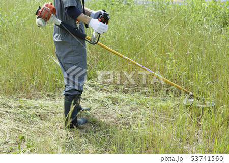 草刈り、除草イメージ 草刈り機を持つ男性 草刈り、除草イメージ 草刈り機を持つ男性 53741560
